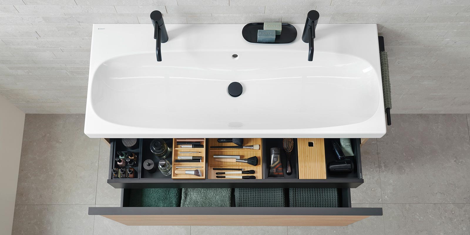 Ein elegantes Badezimmer mit einer weißen Badewanne und einem modernen Waschbecken, das stilvoll dekoriert ist.