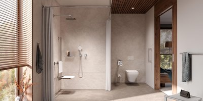 Modernes Badezimmer mit eleganter Dusche und Holzdetails Ein modernes Badezimmer mit einer eleganten Dusche, einem WC und einem Fenster, das Tageslicht hereinlässt.