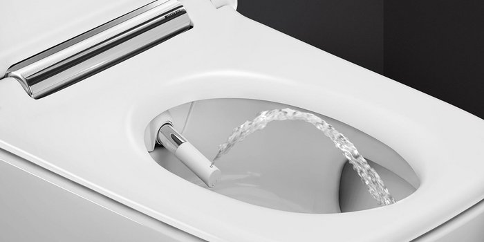 Ein modernes Bidet mit einem Wasserstrahl, der aus der Düse in die Toilettenschüssel spritzt, auf einem weißen Hintergrund.