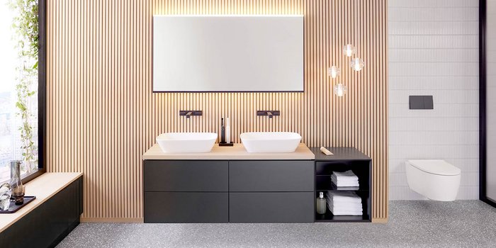 Ein modernes Badezimmer mit zwei weißen Waschbecken auf einem Holzregal, umgeben von eleganten Holzvertäfelungen.