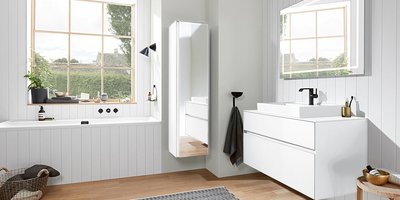 Helles und modernes Badezimmer mit natürlichem Licht Ein modernes Badezimmer mit einer weißen Badewanne, einem eleganten Waschbecken und einem großen Fenster, das Tageslicht hereinlässt.