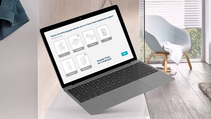 Ein Laptop schwebt über einem Badezimmerwaschtisch, während eine Auswahl an Badezimmermöbeln auf dem Bildschirm angezeigt wird.