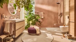 Ein modernes Badezimmer mit sanften Erdtönen, Pflanzen und einem eleganten Waschbecken aus Holz und Weiß.