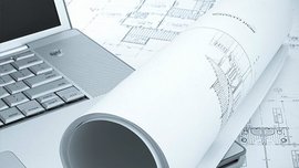 Architektonische Pläne und Laptop auf einem Tisch Bauzeichnungen und ein Laptop
