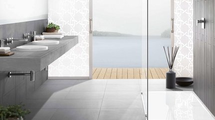 Moderne Badezimmeransicht mit Blick auf den See Ein modernes Badezimmer mit einem eleganten Waschbecken aus Beton und Blick auf einen ruhigen See durch große Fenster.